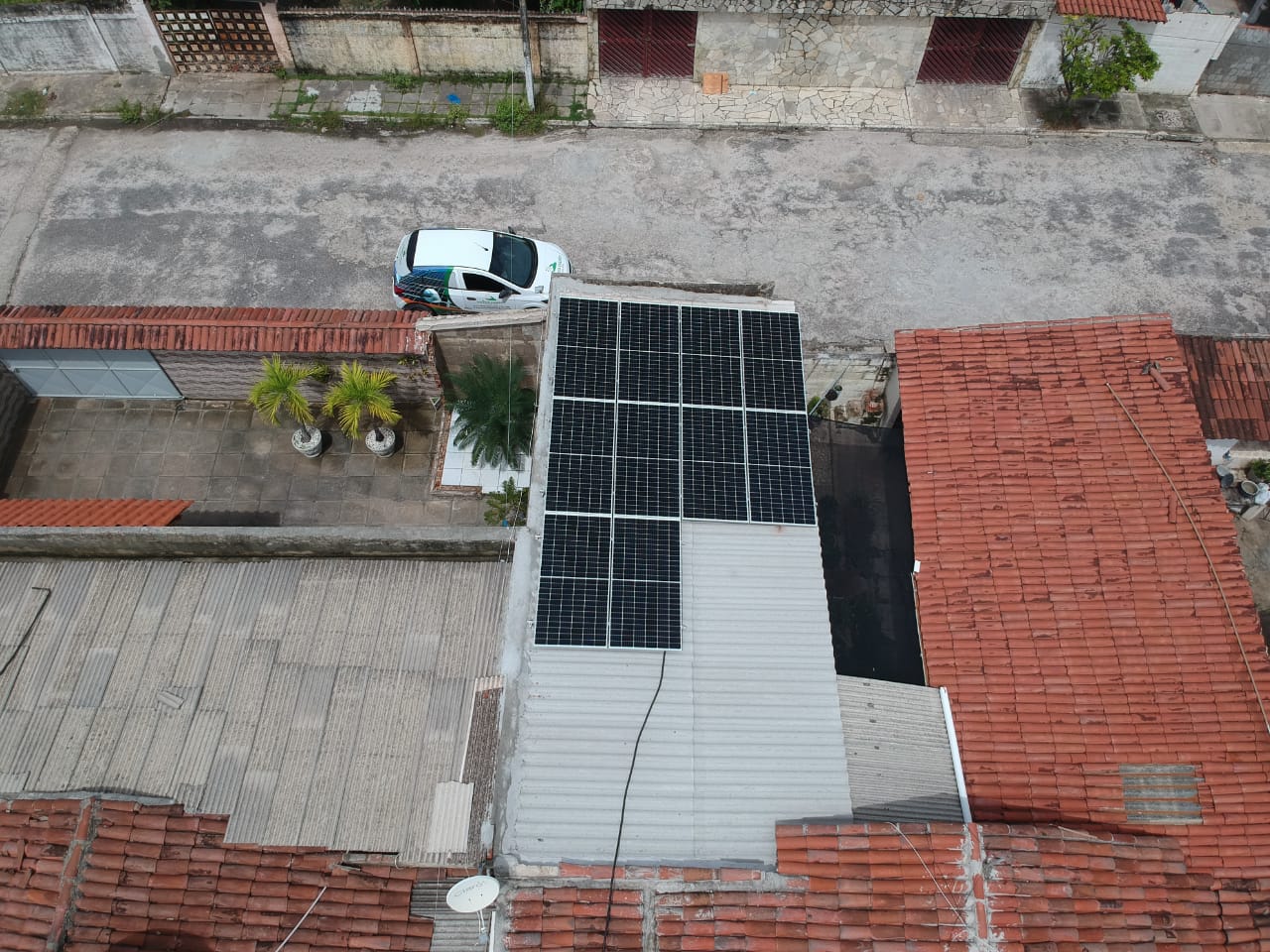 Sistema instalado no bairro Nossa Senhora da Conceição, Paulista-PE. Composto por 10 módulos Solar Fotovoltaico de potência 425W e 03 Micro inversor Hoymiles. Com plataforma para monitoramento Online nível módulo a módulo.