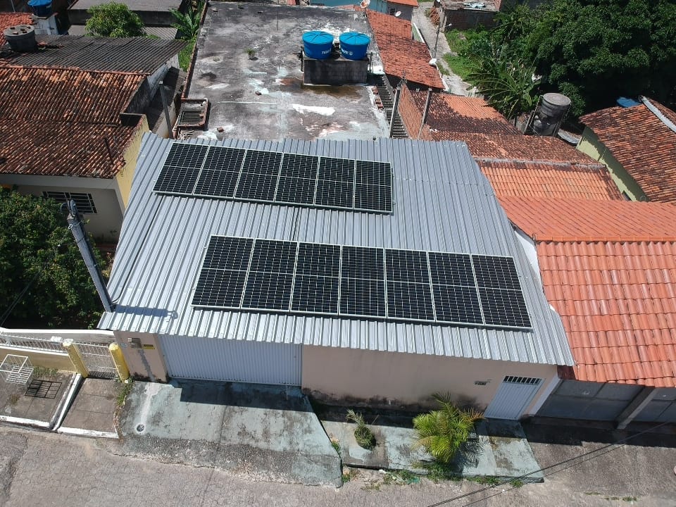 Sistema instalado no bairro Vila Torres Galvão, Paulsta-PE. Composto por 13 módulos Solar Fotovoltaico de potência 440W e 04 Micro inversor Hoymiles. Com plataforma para monitoramento Online nível módulo a módulo.