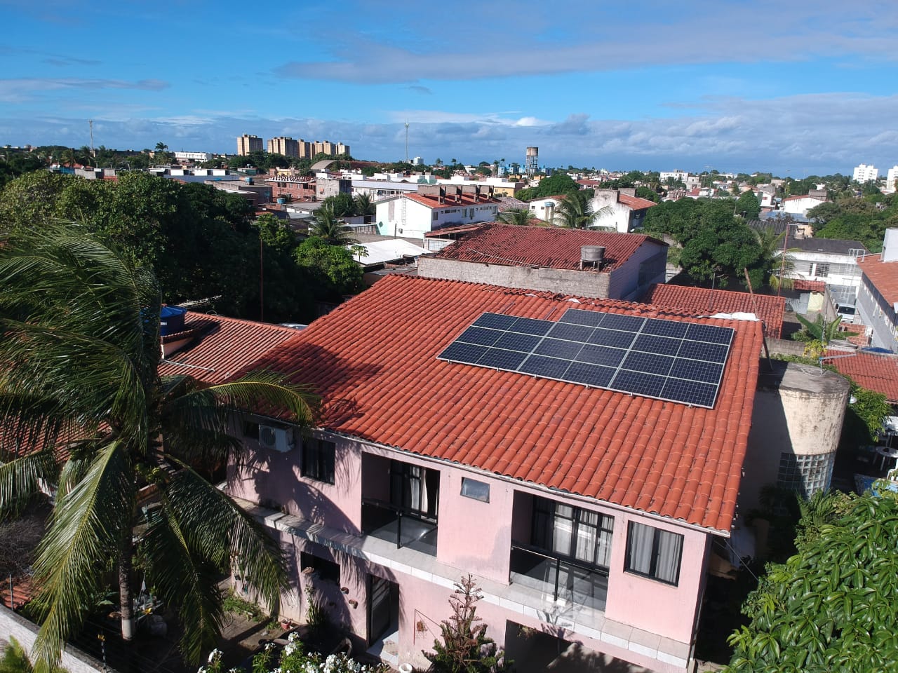 Sistema instalado no bairro Janga, Paulista-PE. Composto por 11 módulos Solar Fotovoltaico de potência 400W e 03 Micro inversor Hoymiles. Com plataforma para monitoramento Online nível módulo a módulo.