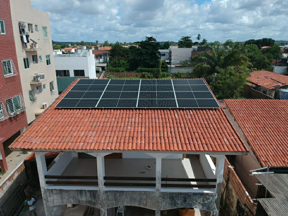 Sistema instalado no bairro Nossa Senhora da Conceição, Paulista-PE. Composto por 20 módulos Solar Fotovoltaico de potência 440W e 05 Micro inversor Hoymiles. Com plataforma para monitoramento Online nível módulo a módulo.