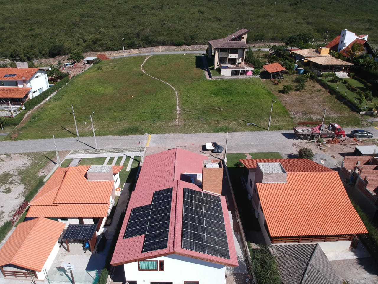Sistema instalado no bairro Zona rural, Sairé-PE. Composto por 27 módulos Solar Fotovoltaico de potência 535W e 07 Micro inversor APSystems-QS1A. Com plataforma para monitoramento Online nível módulo a módulo.