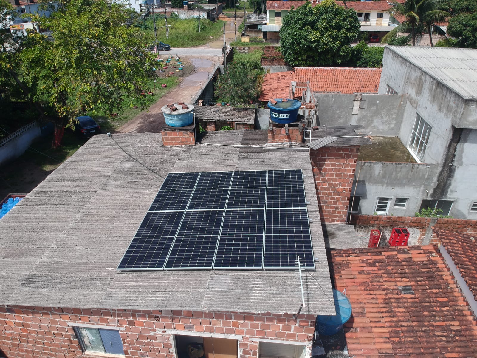 Sistema instalado no bairro Nossa Senhora da Conceição, Paulista-PE. Composto por 08 módulos Solar Fotovoltaico de potência 450W e 02 Micro inversor APSystems-QS1A. Com plataforma para monitoramento Online nível módulo a módulo.