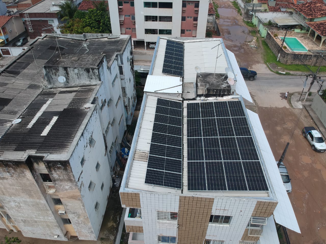 Sistema instalado no bairro Nossa Senhora da Conceição, Paulista-PE. Composto por 08 módulos Solar Fotovoltaico de potência 450W e 02 Micro inversor Hoymile. Com plataforma para monitoramento Online nível módulo a módulo.