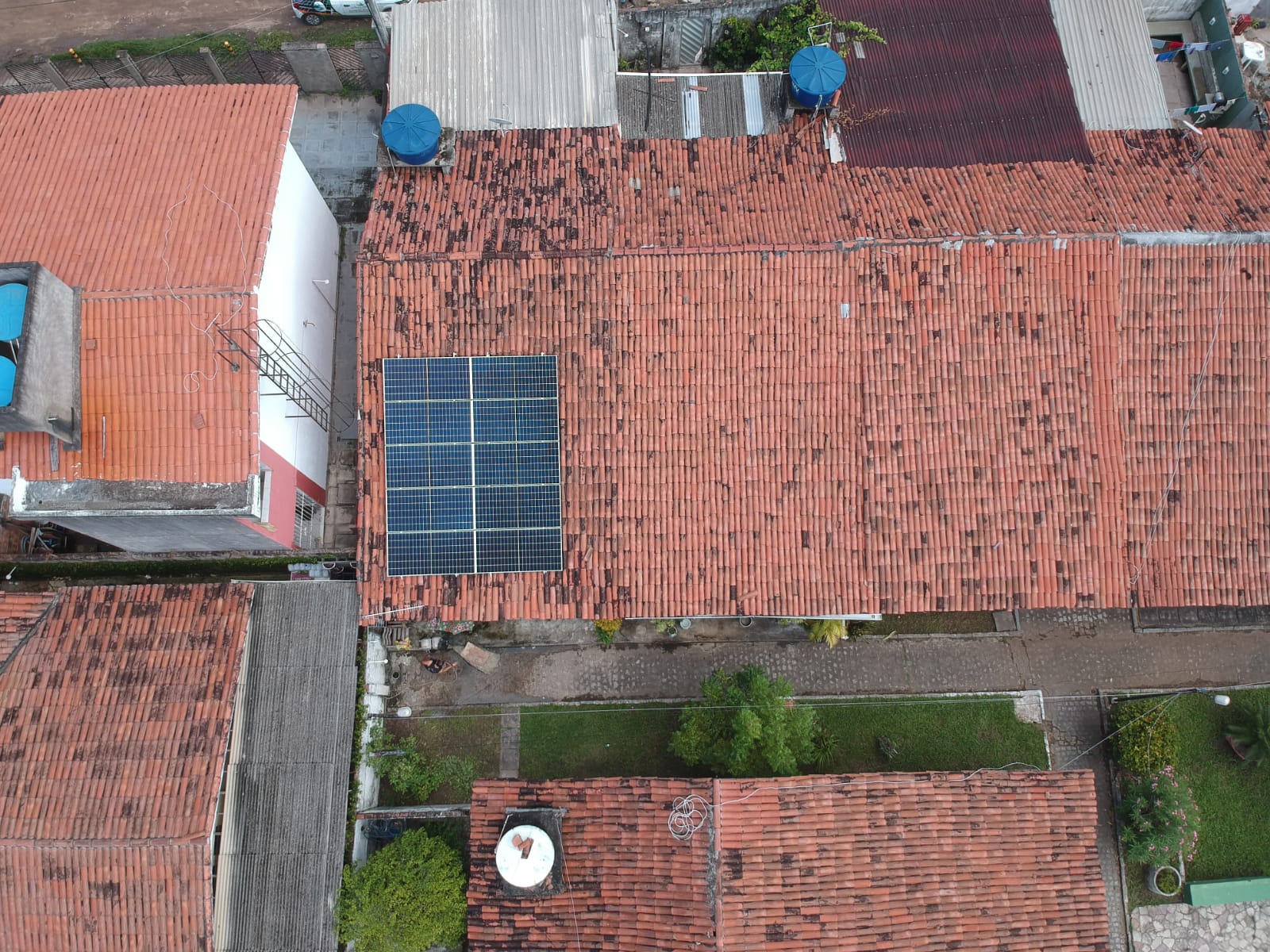 Sistema instalado no bairro Nossa Senhora do Ó, Paulista-PE. Composto por 10 módulos Solar Fotovoltaico de potência 450W e 03 Micro inversor Hoymiles. Com plataforma para monitoramento Online nível módulo a módulo.