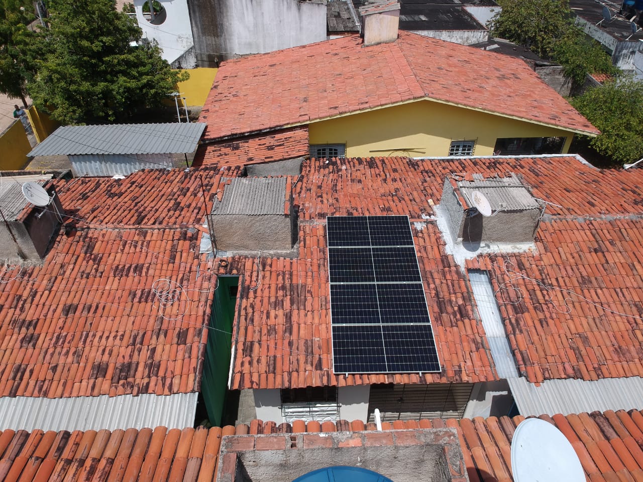 Sistema instalado no bairro Janga, Paulista-PE. Composto por 04 módulos Solar Fotovoltaico de potência 530W e 01 Micro inversor APSystems-QS1A. Com plataforma para monitoramento Online nível módulo a módulo.