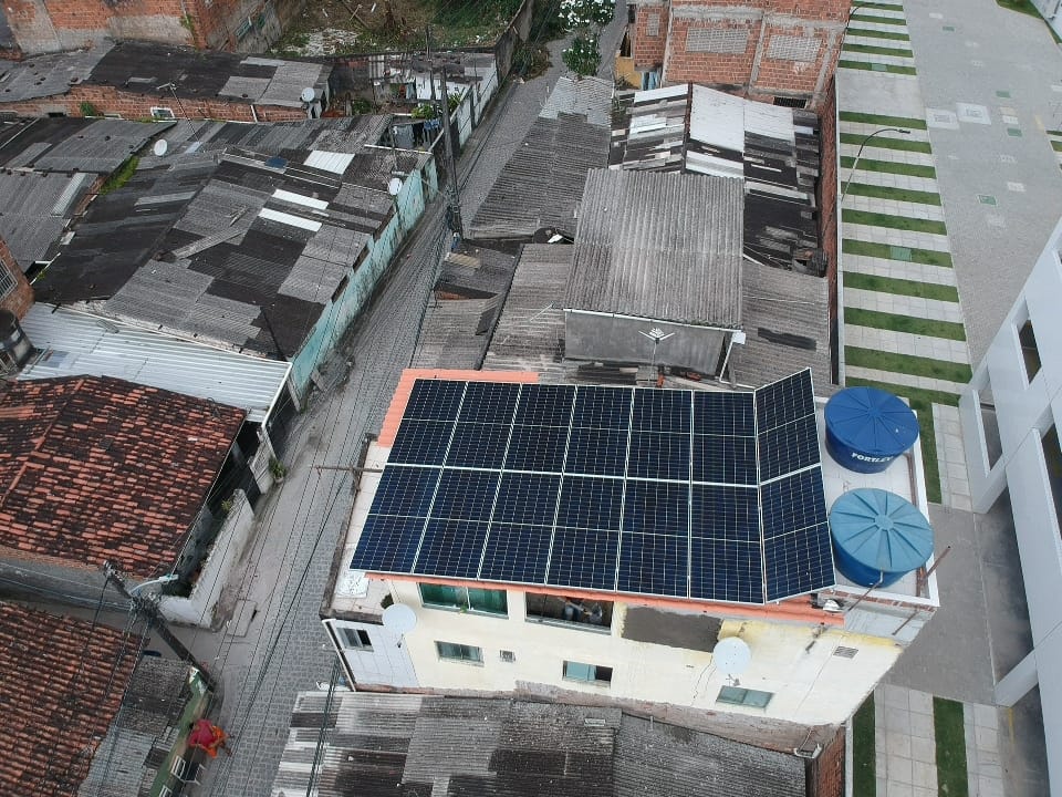 Sistema instalado no bairro Várzea, Recife-PE. Composto por 14 módulos Solar Fotovoltaico de potência 535W e 04 Micro inversor APSystems-QS1A. Com plataforma para monitoramento Online nível módulo a módulo.
