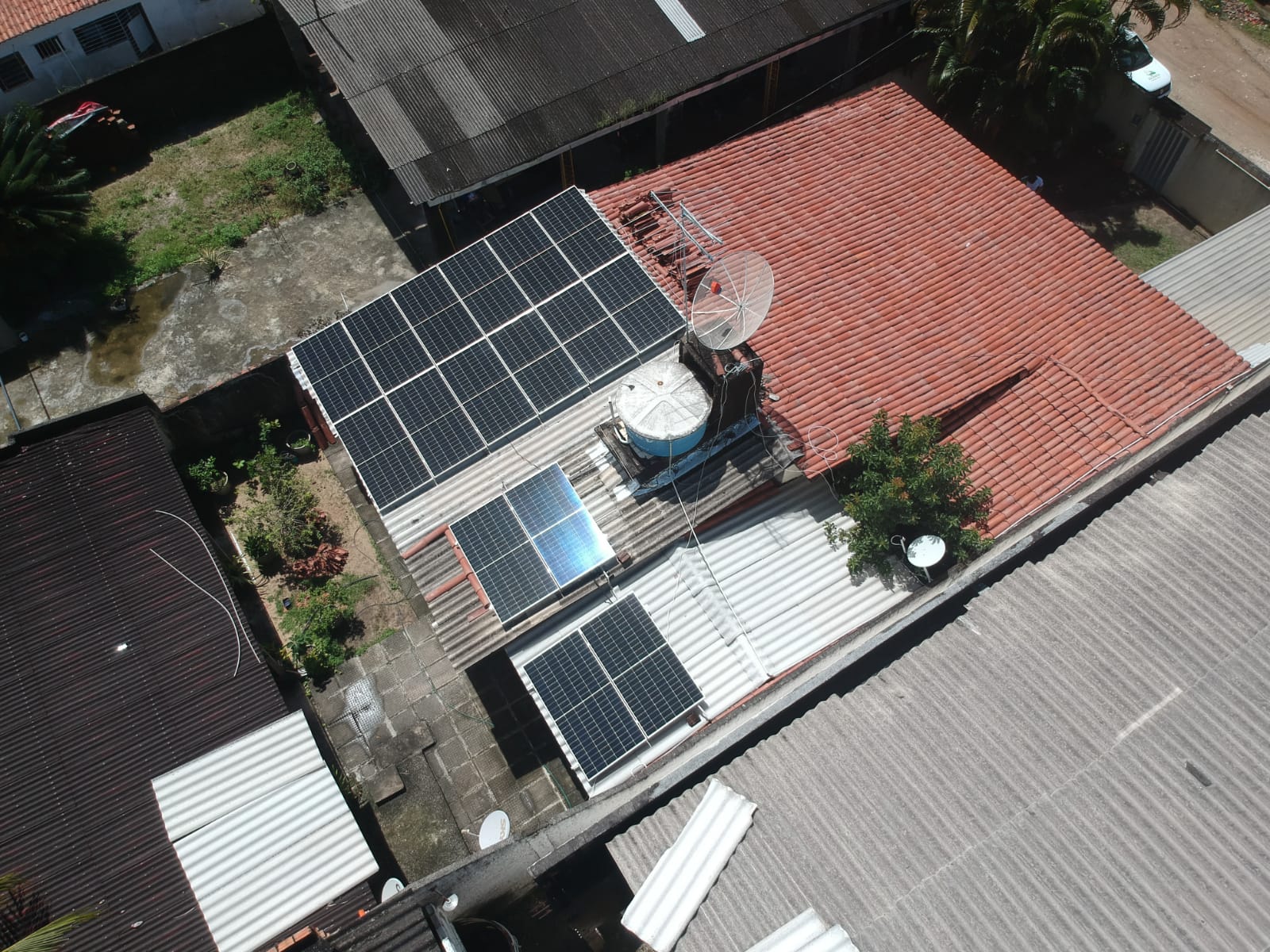 Sistema instalado no bairro Janga, Paulista-PE. Composto por 16 módulos Solar Fotovoltaico de potência 535W e 04 Micro inversor APSystems-QS1A. Com plataforma para monitoramento Online nível módulo a módulo.