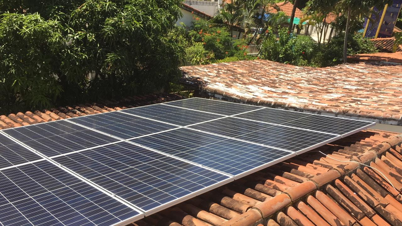 Sistema realizado no bairro de Nossa Srª do Ó, Paulista-PE. Composto por 10 módulos Solar Fotovoltaico de potência 425W e 03 micro inversor APsystems. Com plataforma para monitoramento online nivel módulo a módulo.
