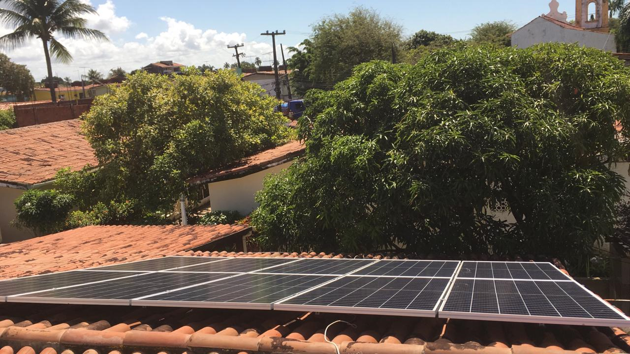 Sistema realizado no bairro de Nossa Srª do Ó, Paulista-PE. Composto por 10 módulos Solar Fotovoltaico de potência 405W e 03 micro inversor APsystems. Com plataforma para monitoramento online nivel módulo a módulo.