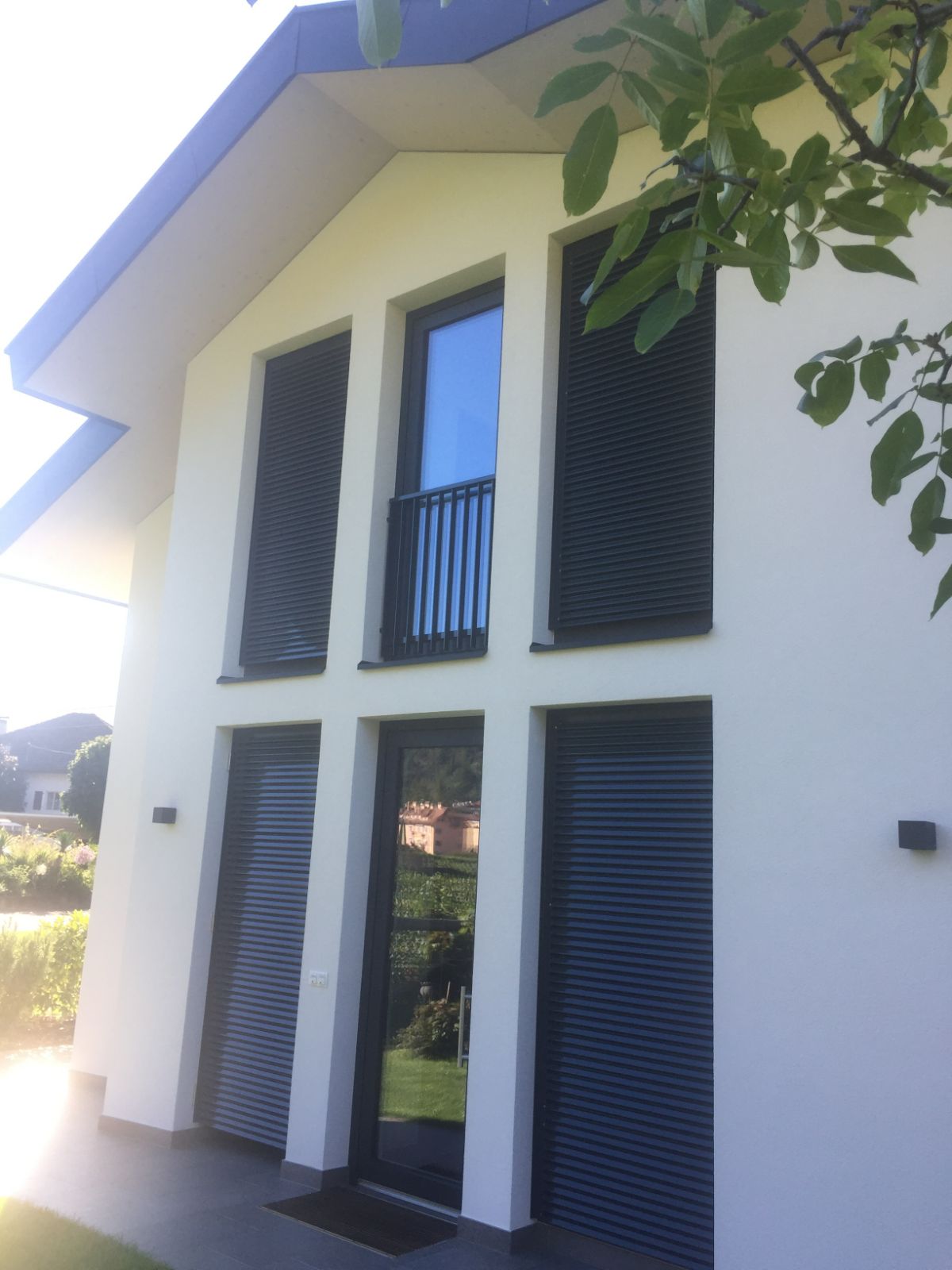 Casa con finestre verticali