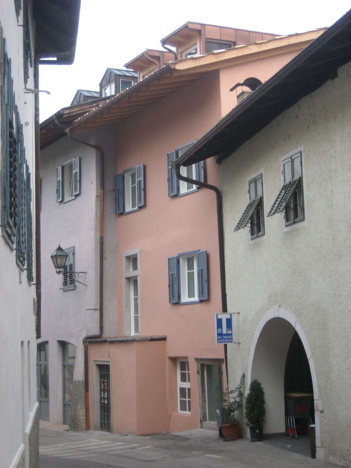 Casa con facciata rosa