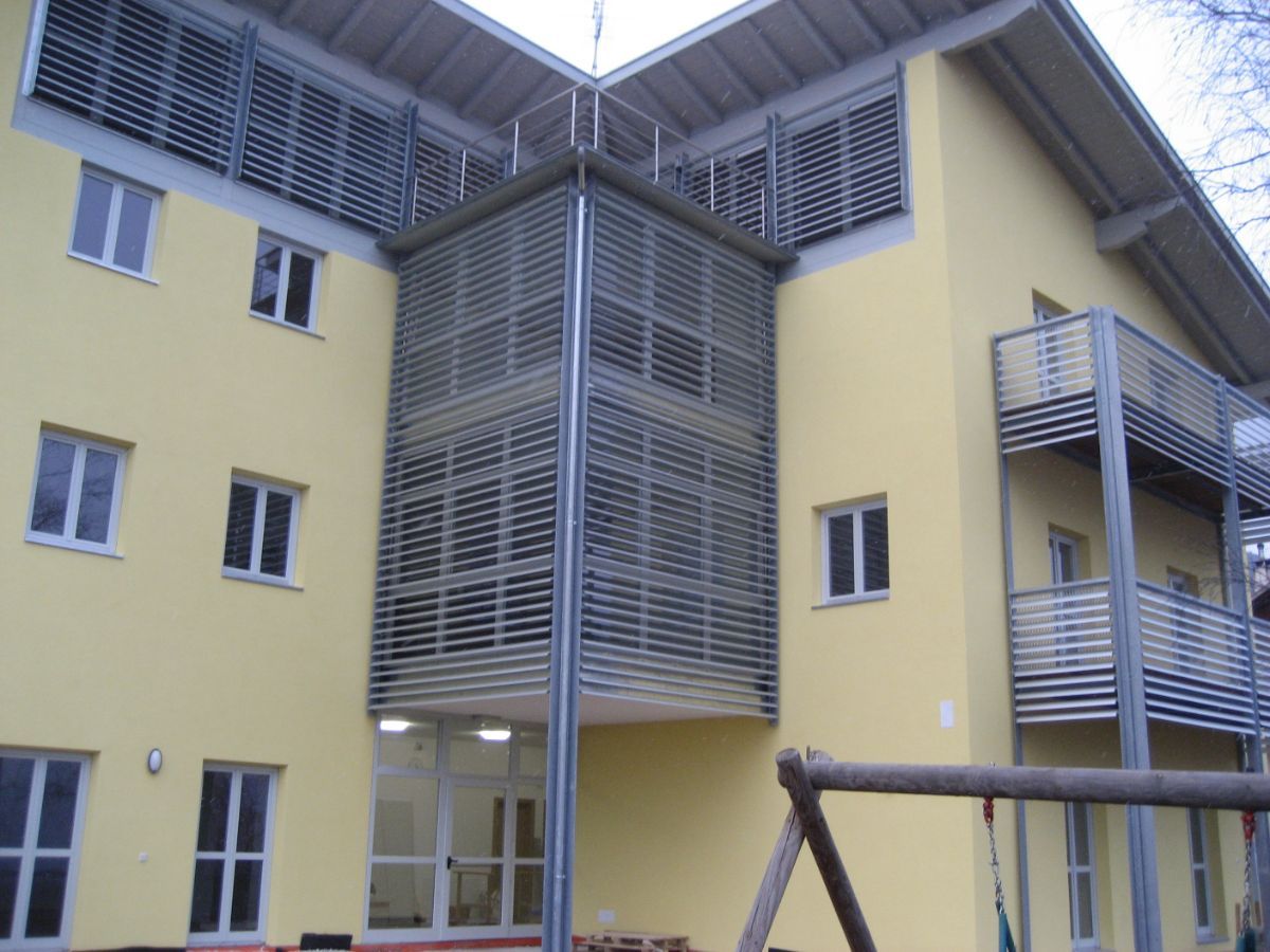 Edificio con struttura metallica ad angolo