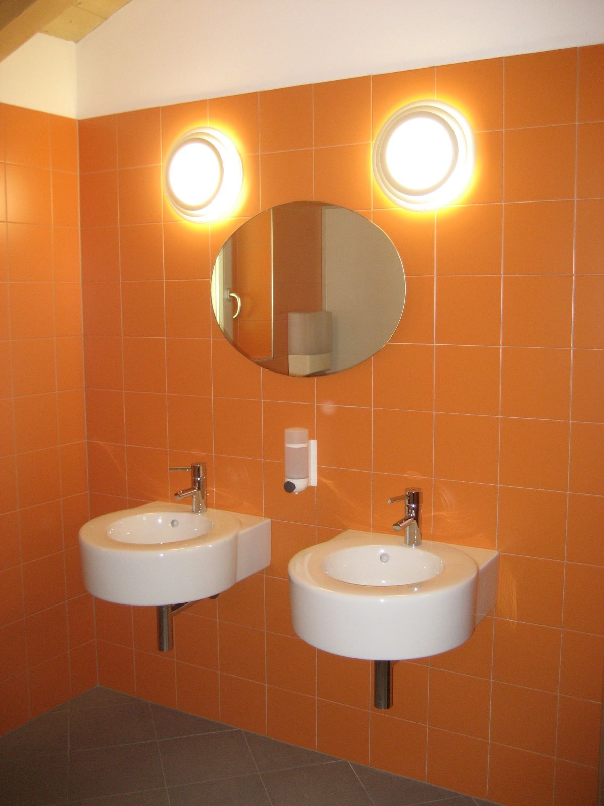 Bagno con piastrelle arancioni