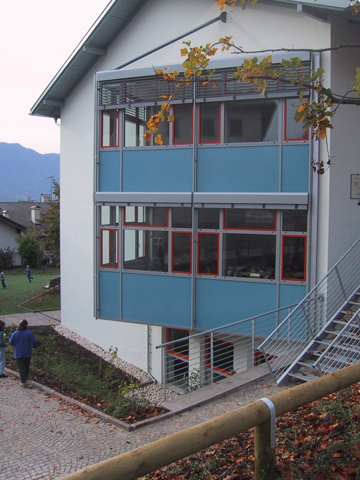 Edificio con balconi azzurri