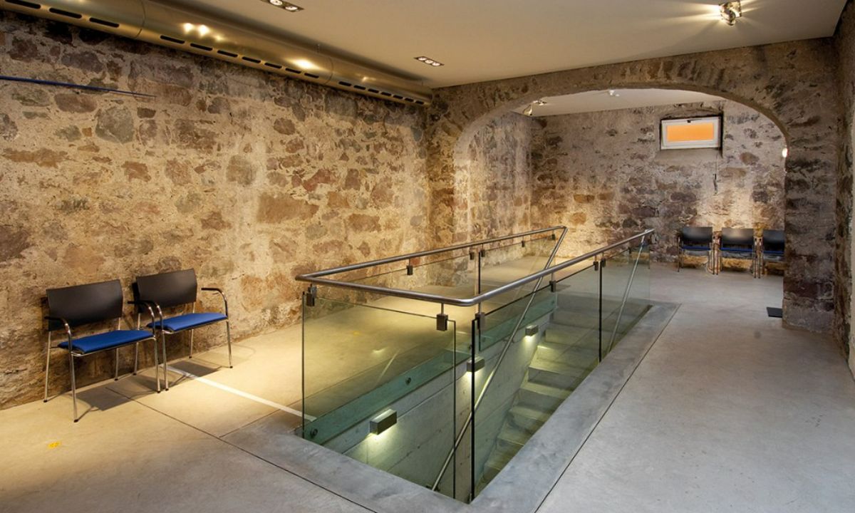 Stanza in pietra con scala