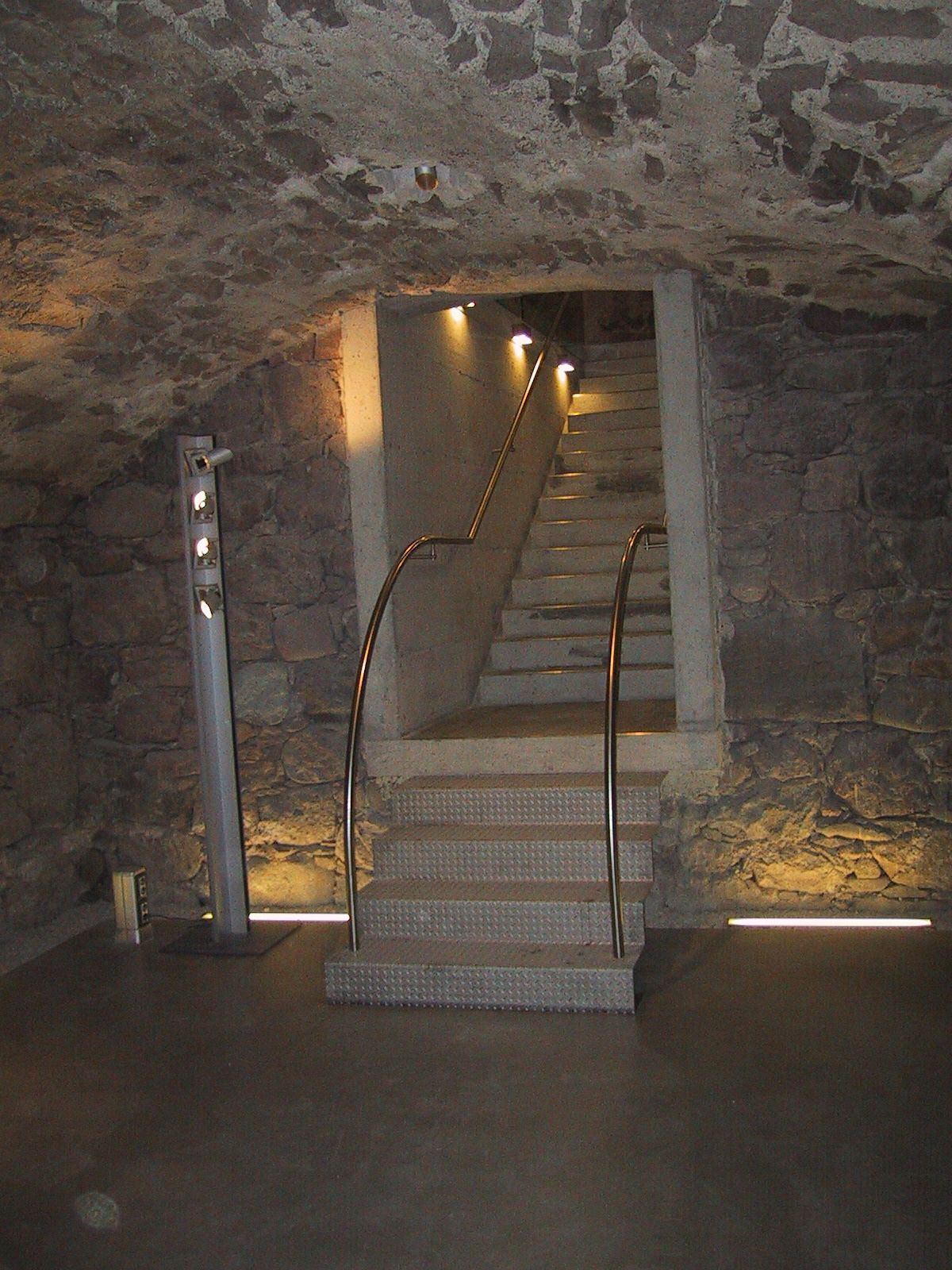 Edificio in pietra con scala