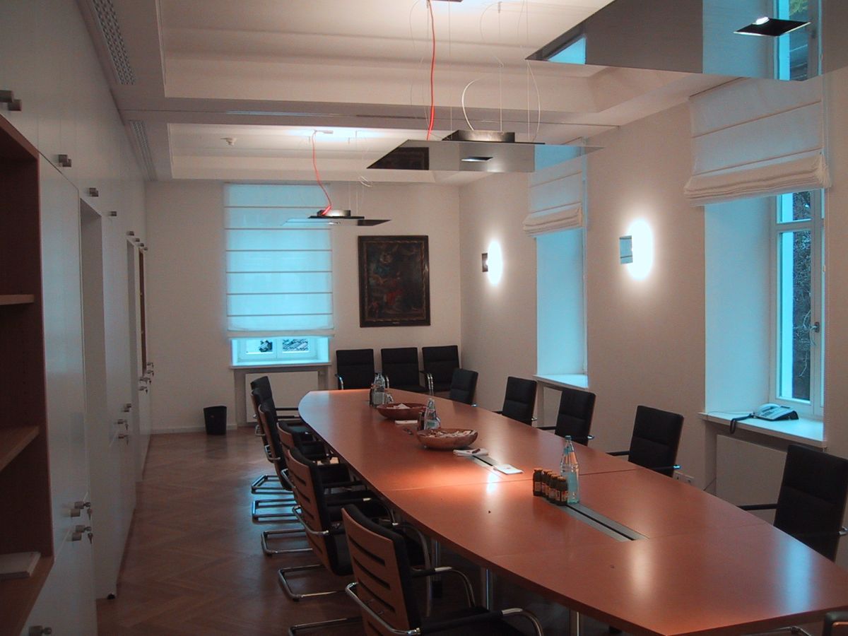 Sala per meeting con tavolo ovale