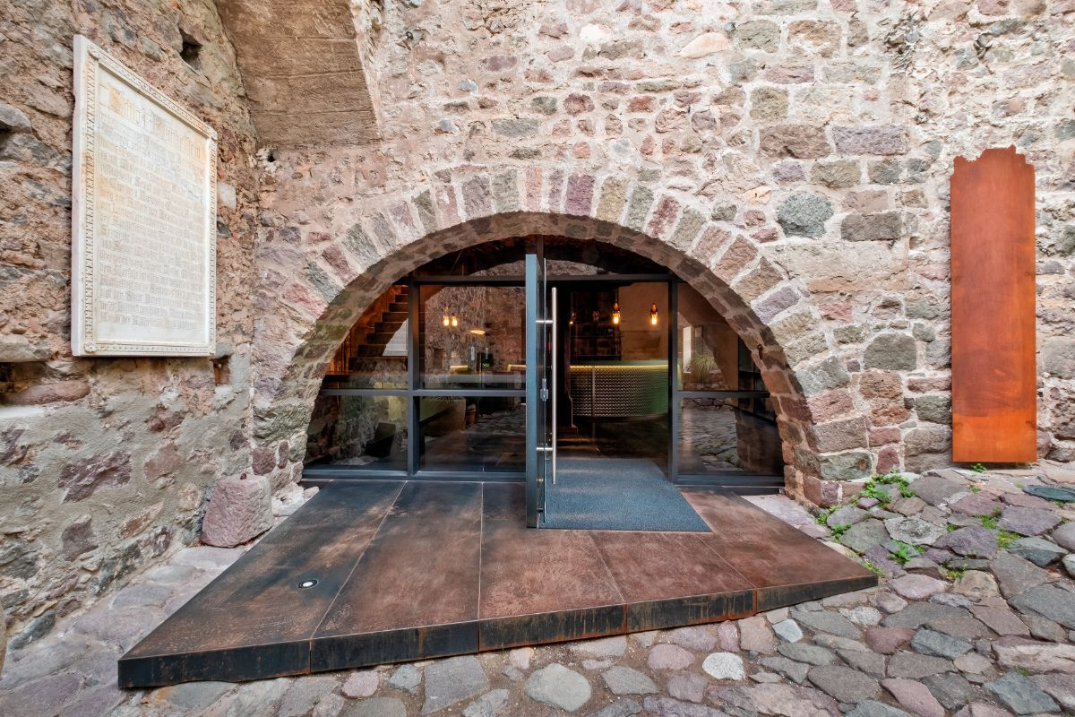 Edificio con entrata in pietra