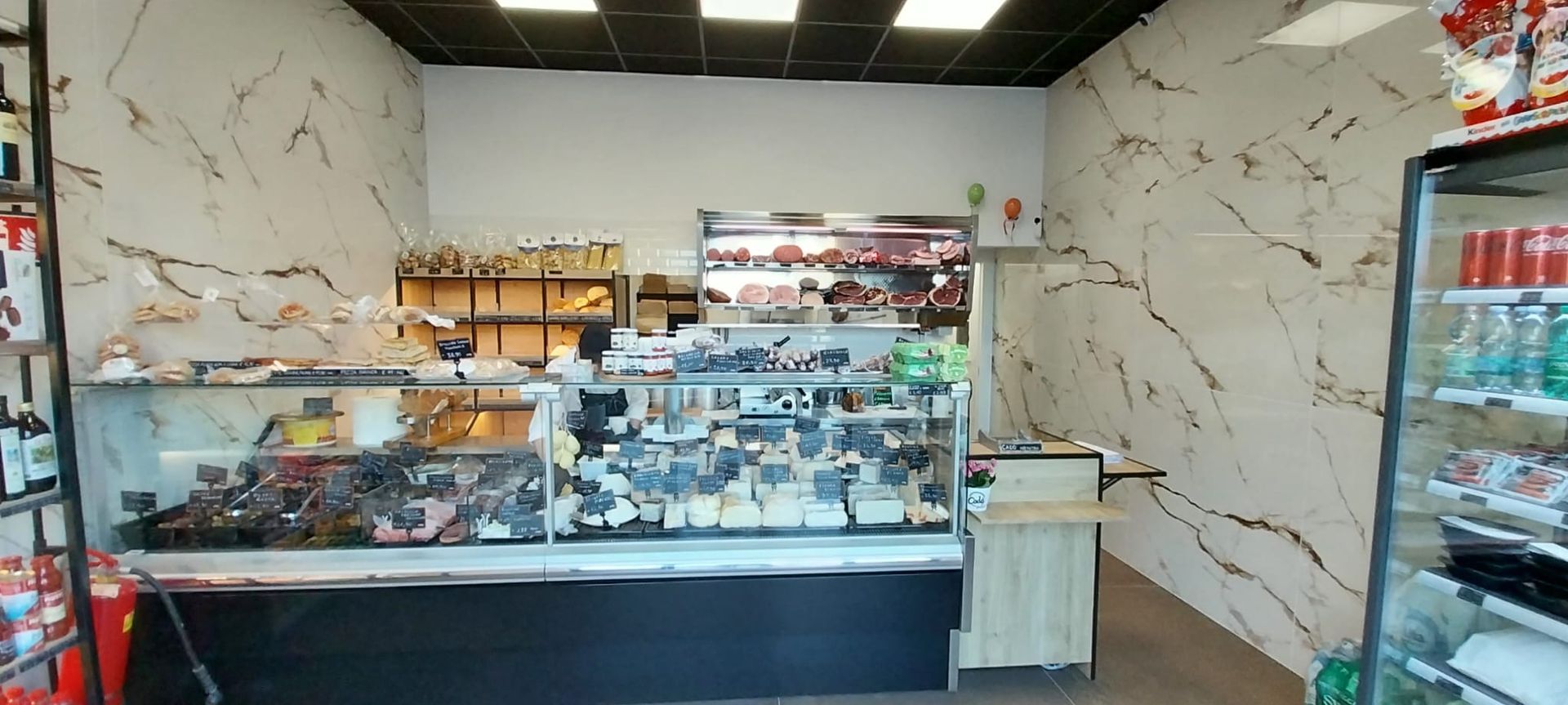 Un panificio con una vetrina piena di cibo e bevande.