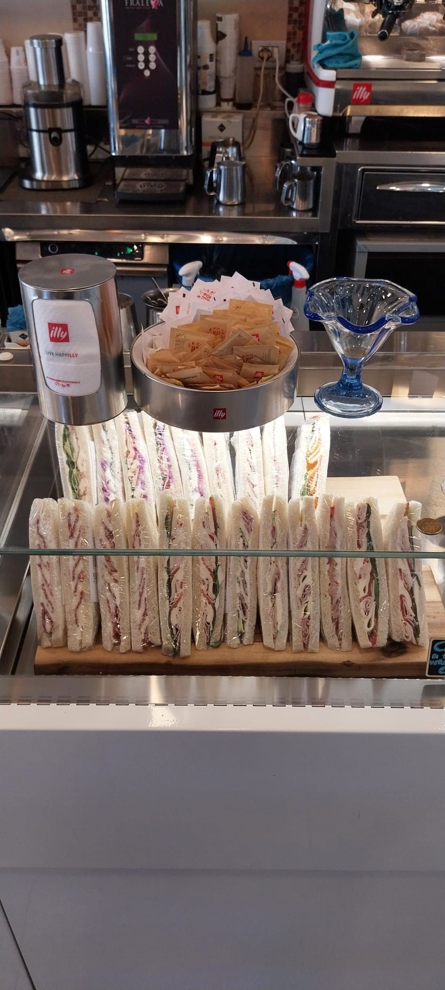 Una vetrina piena di panini e dessert in un ristorante.