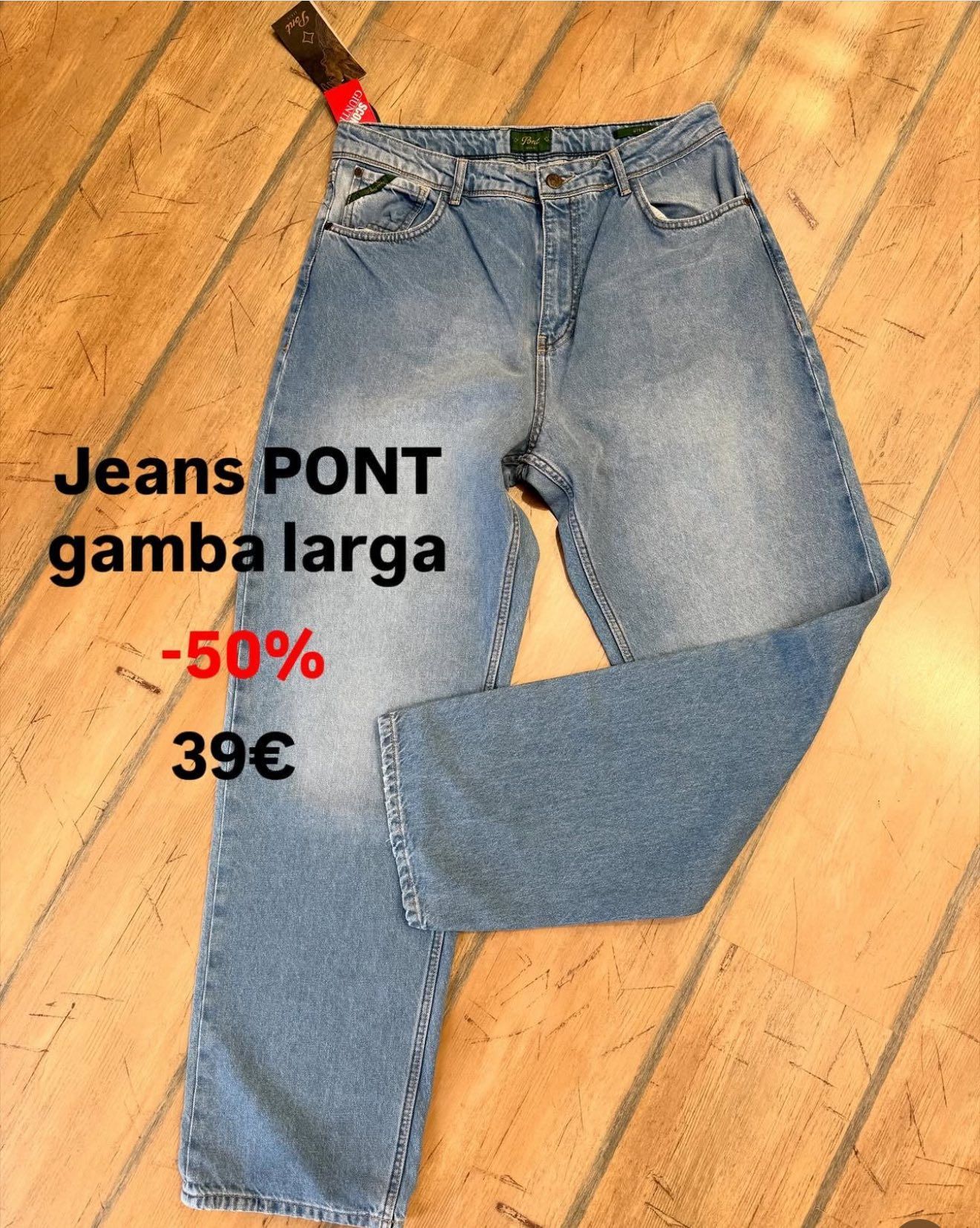 I jeans blu con gamba lunga sono in saldo a 39€ (sconto del 50%).
