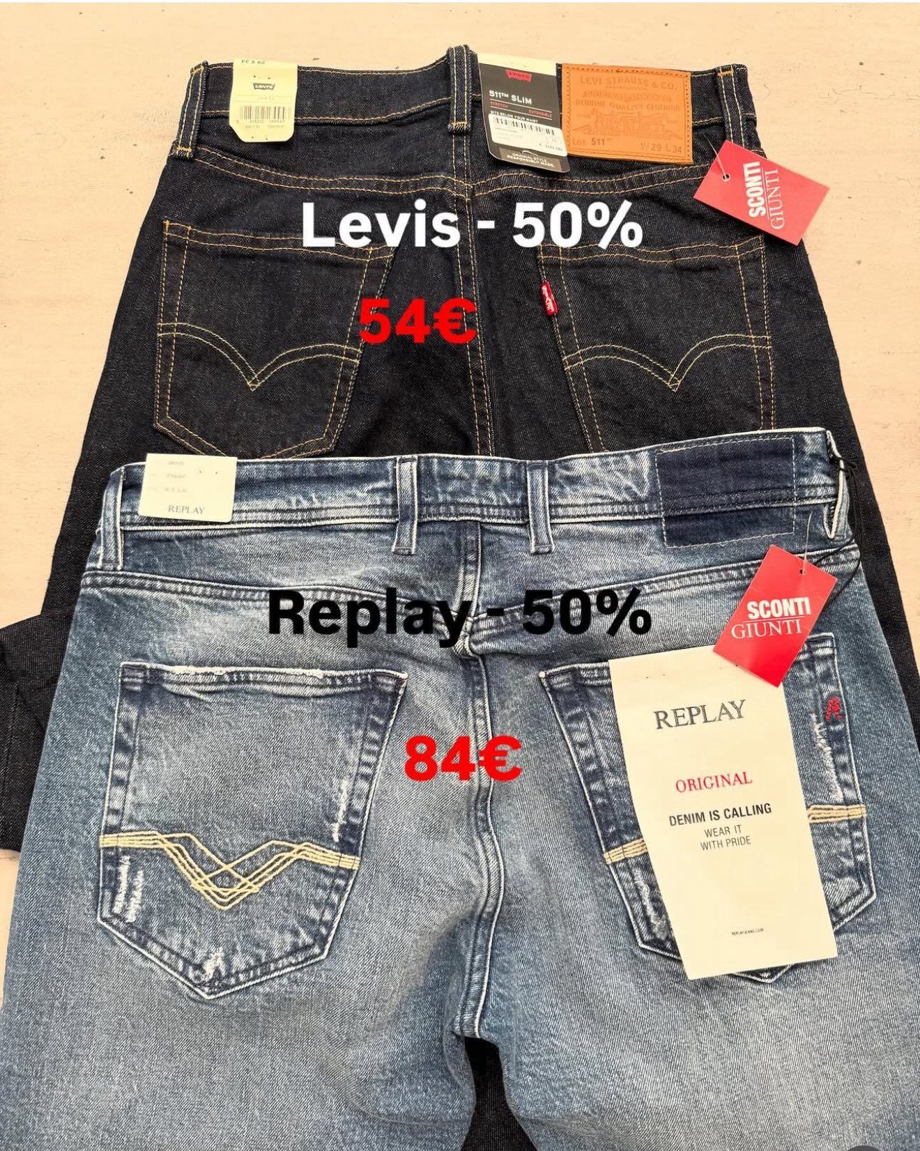 Jeans Levi's e Replay in saldo: Levi's 54€, Replay 84€. Levi's blu scuro sopra, Replay blu sbiadito sotto.