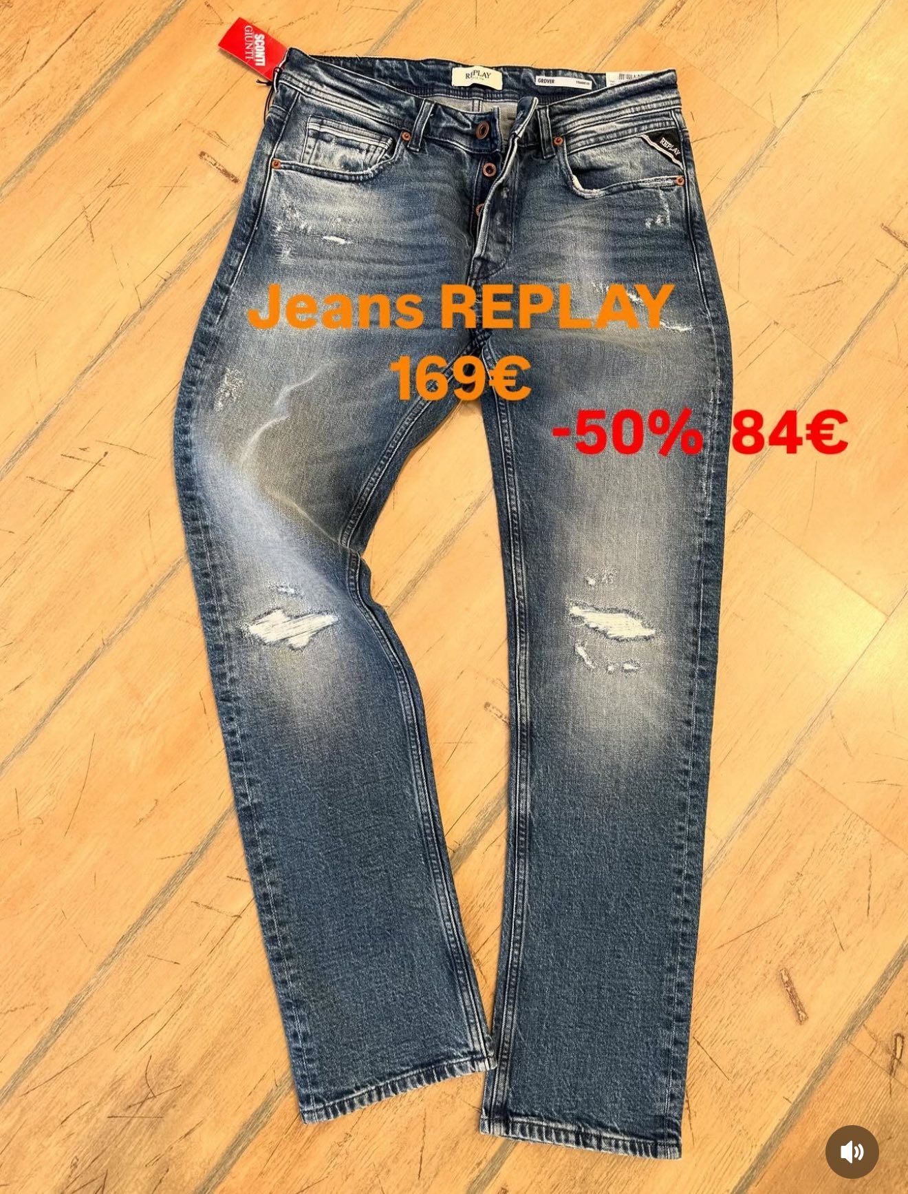 Jeans REPLAY, denim blu con dettagli consumati. In saldo a 84€, originariamente 169€.