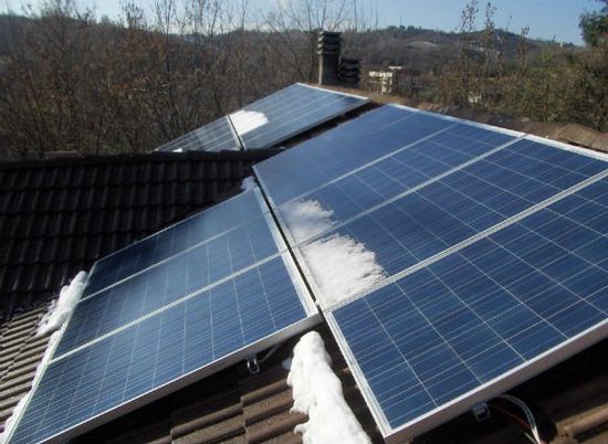 di pannelli solari su un tetto