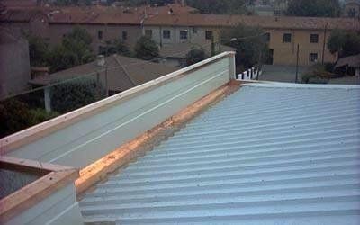 tetto con canali di gronda per la raccolta acqua