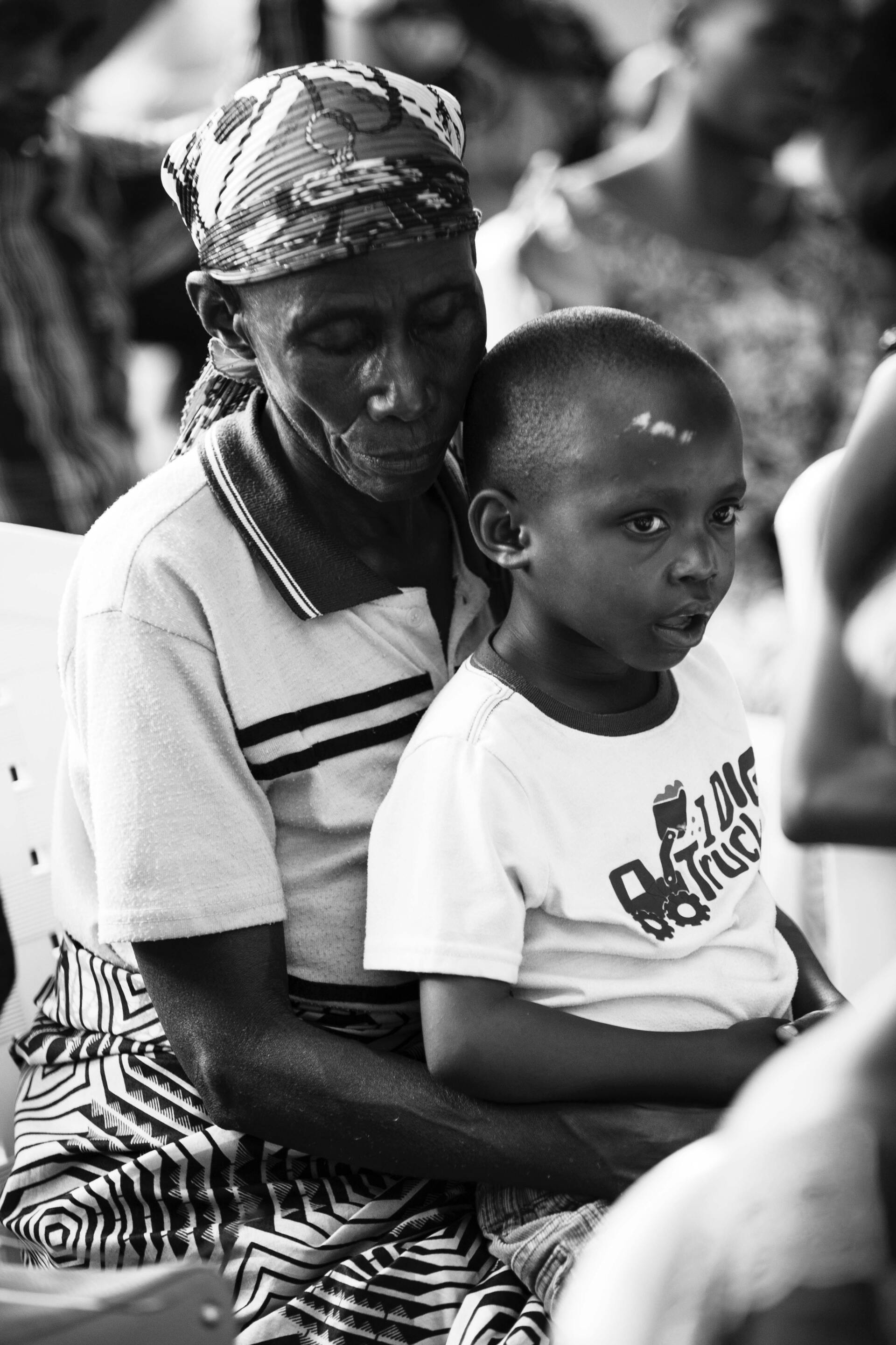Ein Schwarzweißfoto einer Frau, die ein Kind hält.