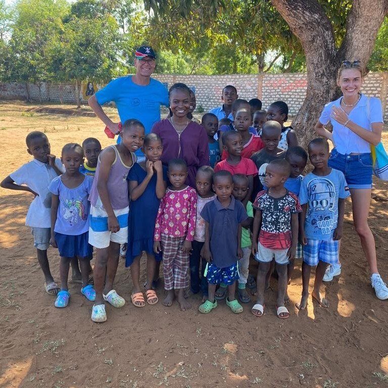 Eine Gruppe von Kindern posiert für ein Foto auf einem Feld