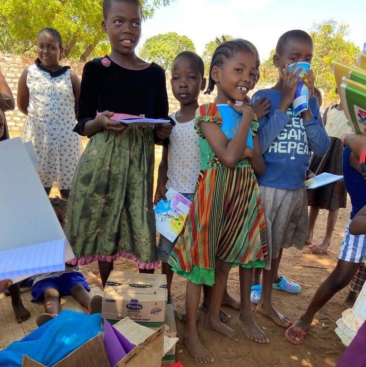 Eine Gruppe von Kindern posiert für ein Foto und eines von ihnen trägt ein T-Shirt mit der Aufschrift „Ich wiederhole“