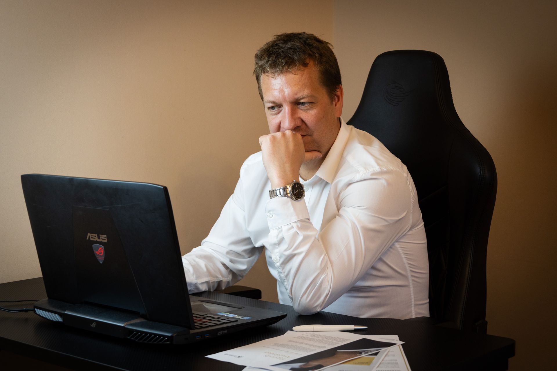 Márics Milán, az Admin Info ügyvezetője munka közben