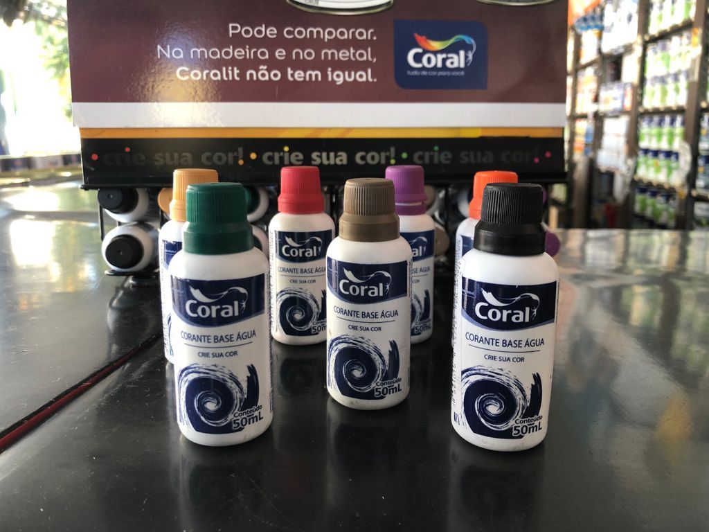 Bisnaga de Cores da Coral na Casa Aguilar Tintas