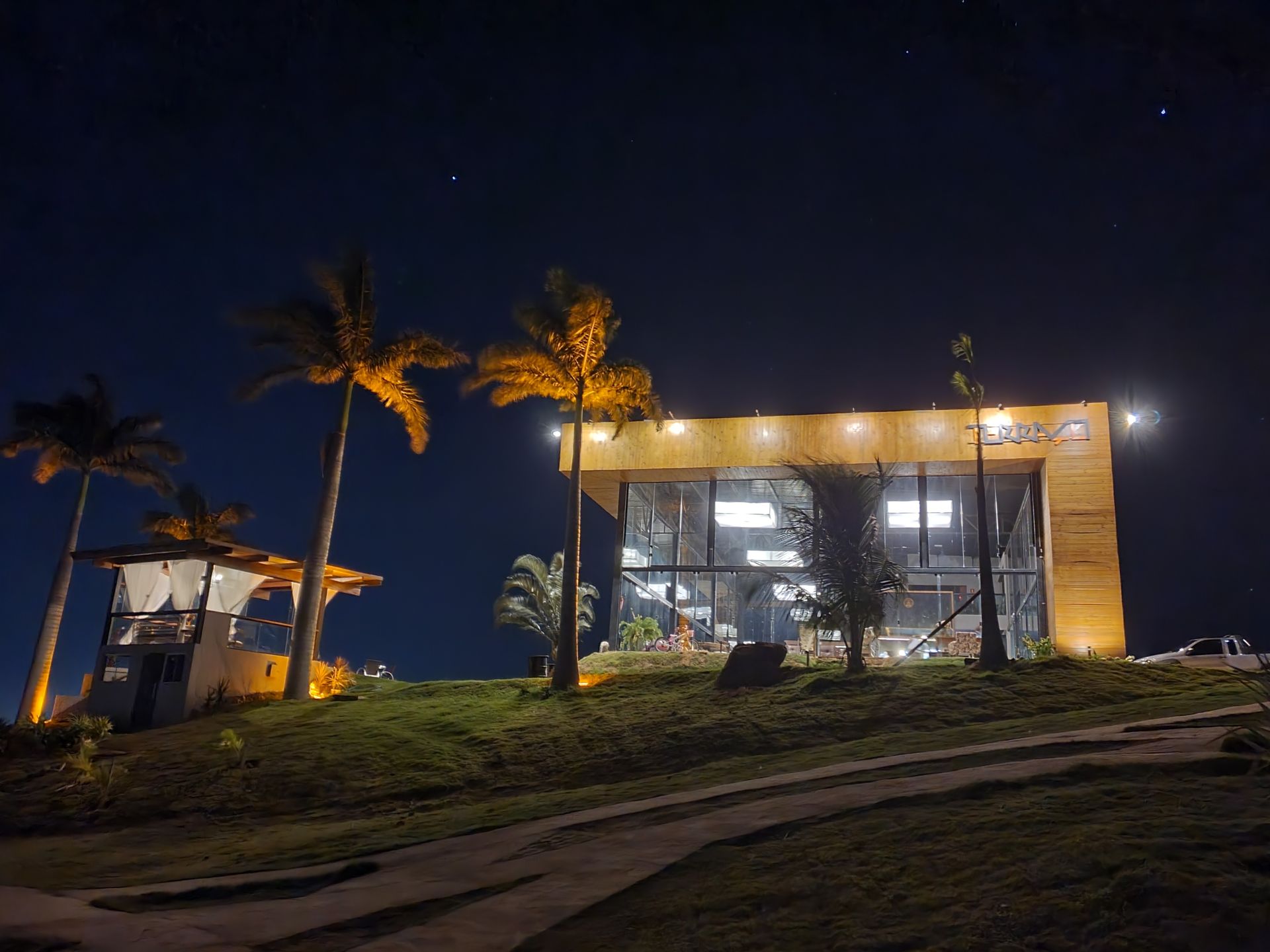 Um grande edifício com muitas janelas é iluminado à noite