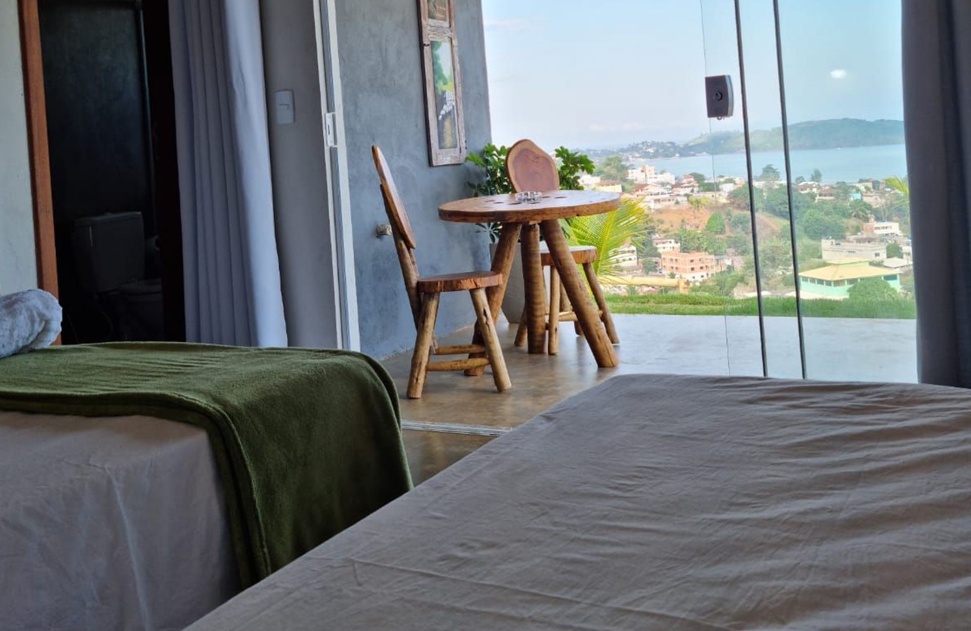 Um quarto com duas camas, uma mesa e cadeiras.
