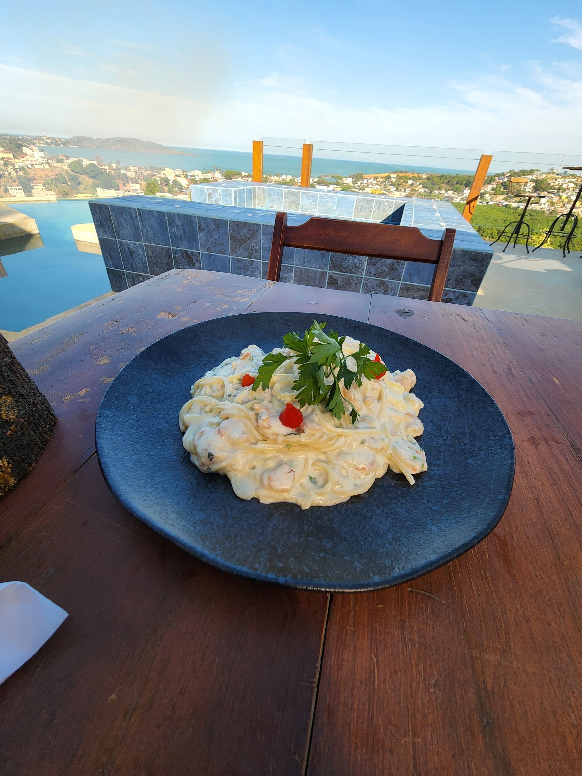 Um prato de comida está sobre uma mesa de madeira.
