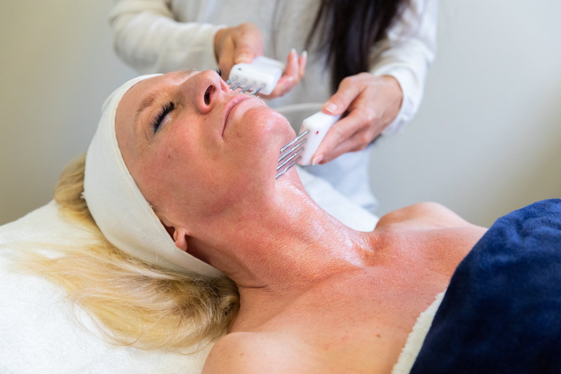 NeurotriS SX4500 facial with the SX Quad Pico Probes with 4 pongs.