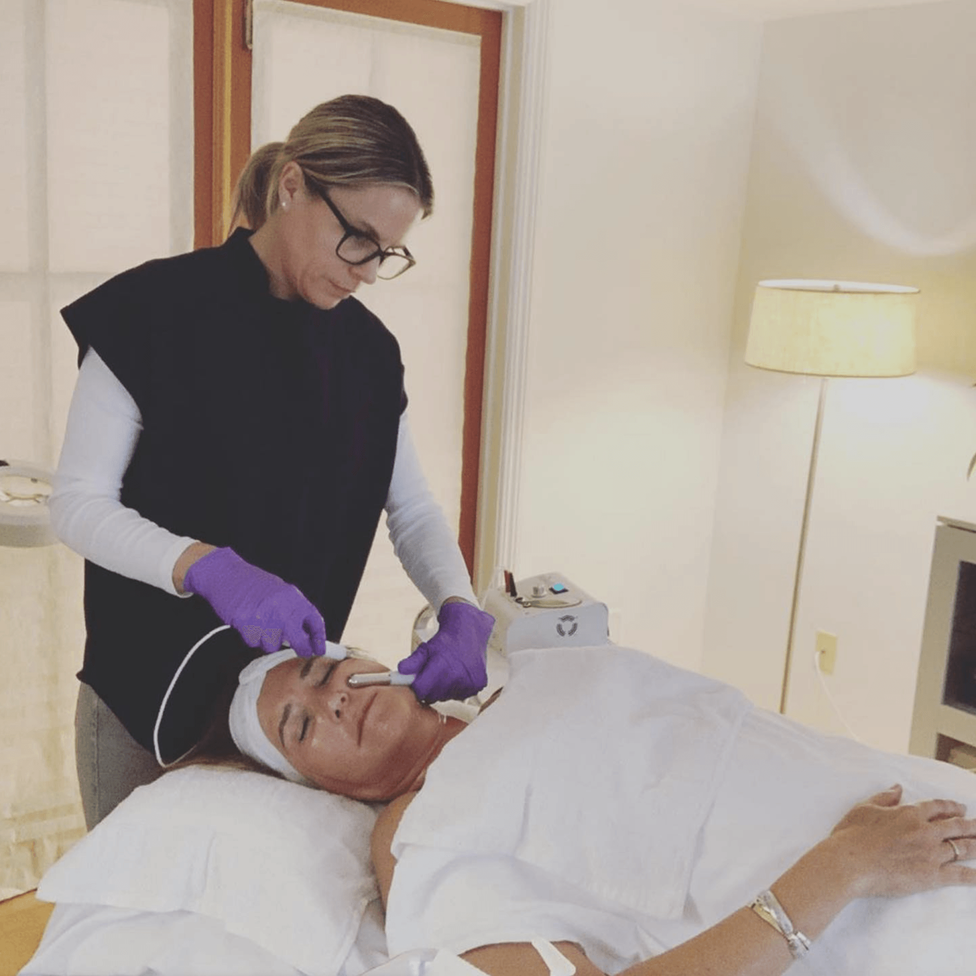 Microcurrent facial for non-invasive wrinkle reduction, facial lifting and toning.