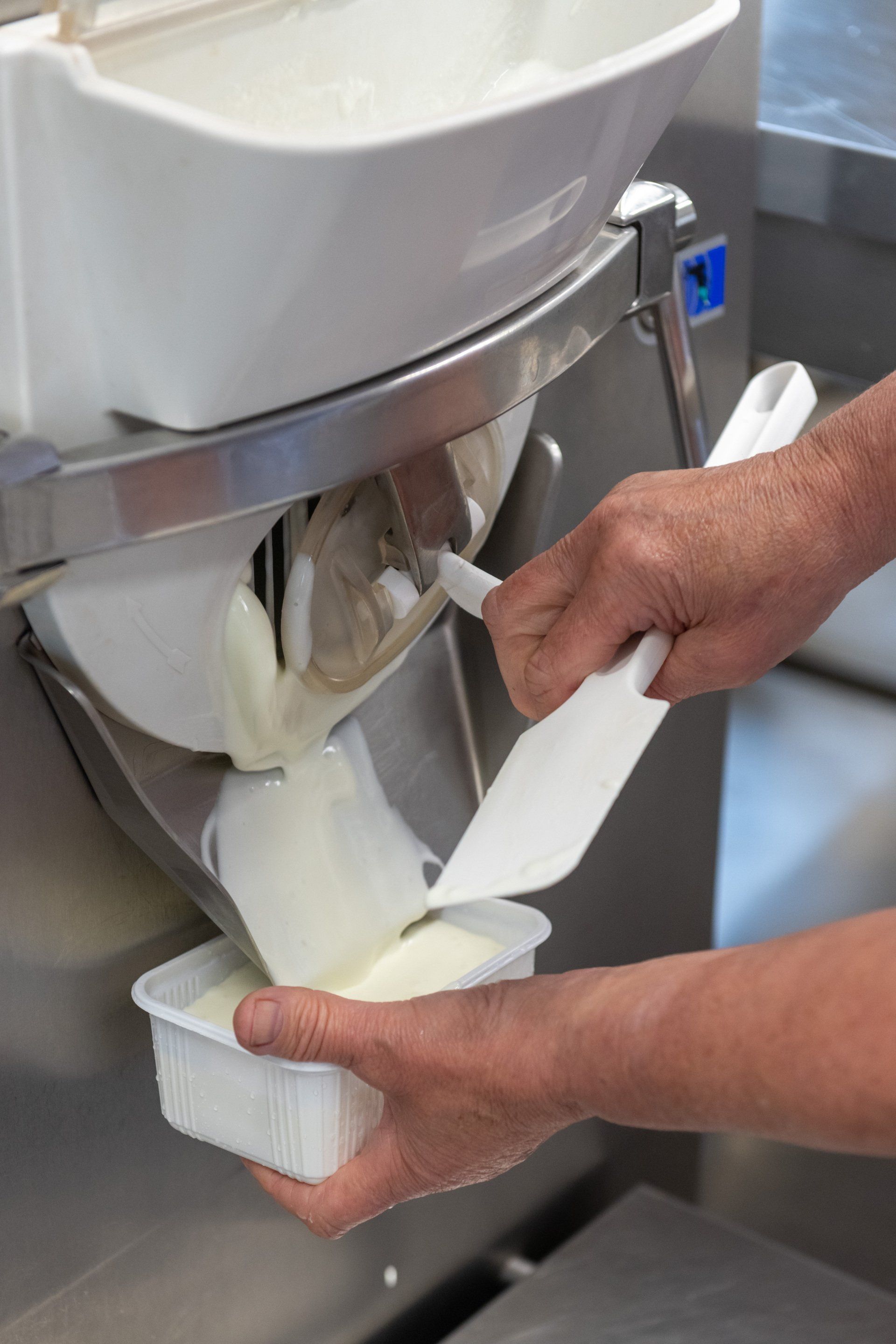 In der Produktion wird das Eis in der Eismaschine hergeestellt.