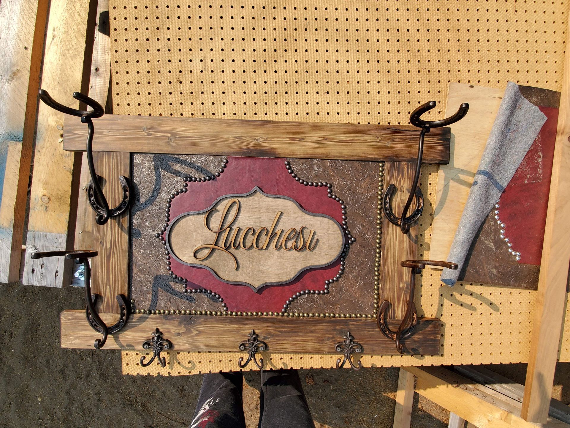 A wooden sign with the word zuccheri on it