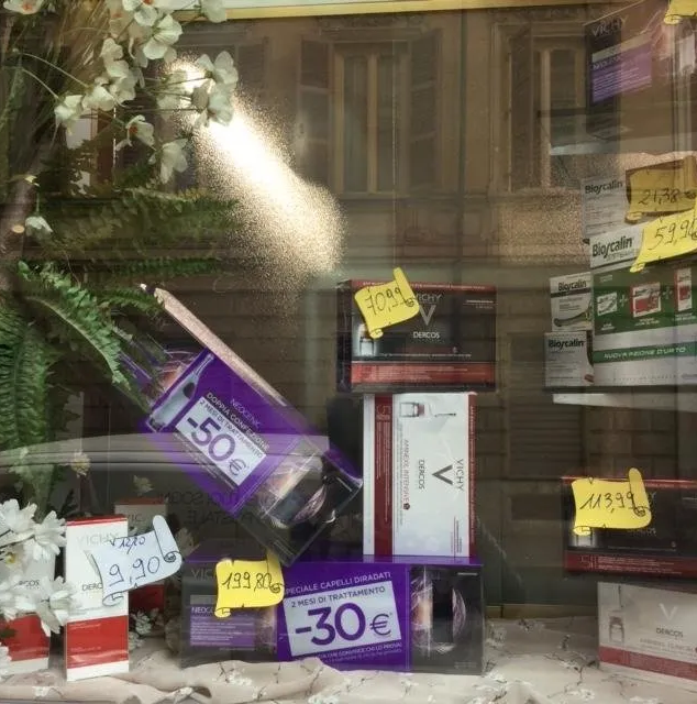 vetrina con prodotti in promozione