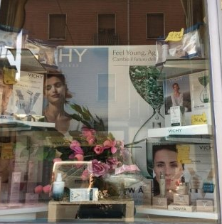 vetrina di prodotti cosmetici
