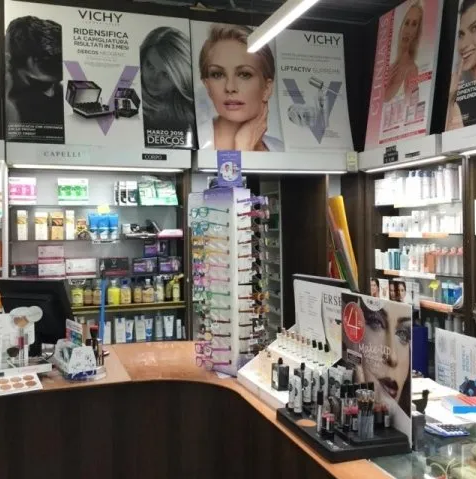 reparto di cosmetici della farmacia