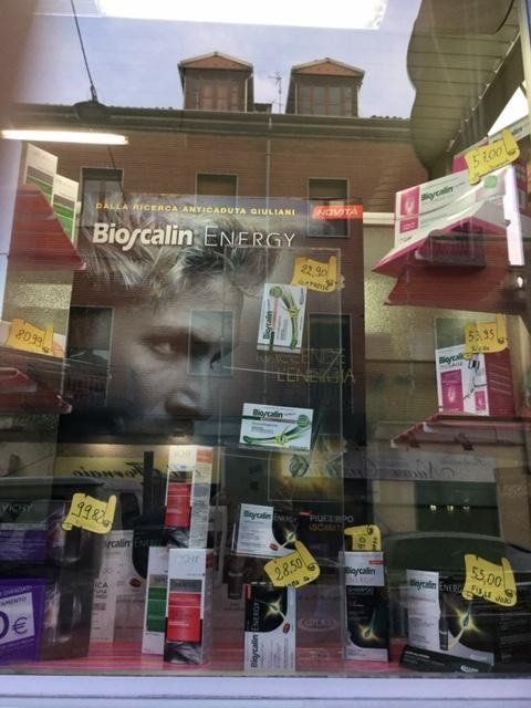 vetrina con prodotti per capelli