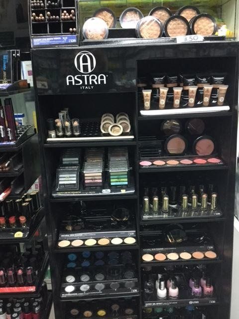 espositore con prodotti cosmetici