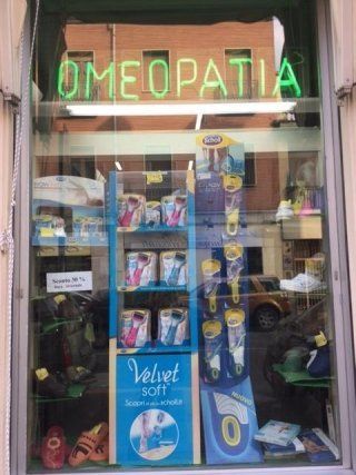 vetrina con prodotti Velvet Soft di Scholl