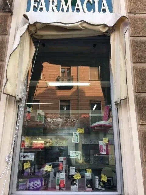 vetrina con prodotti della farmacia