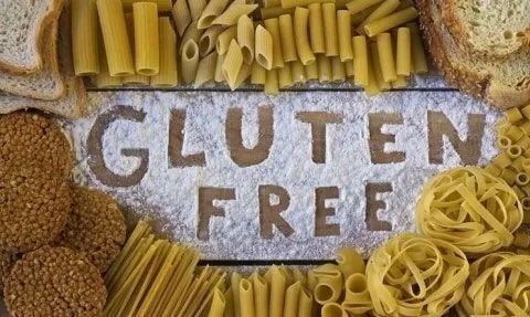 Composizione di pasta e pane senza glutine con la scritta 