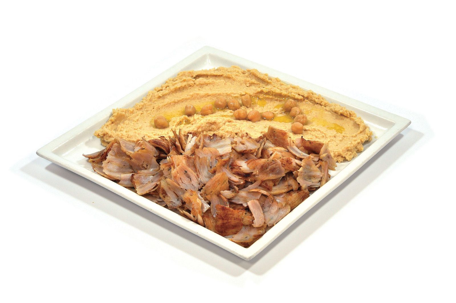 Un piatto quadrato bianco contenente una porzione di carne shawarma accanto a una porzione di hummus guarnita con ceci.